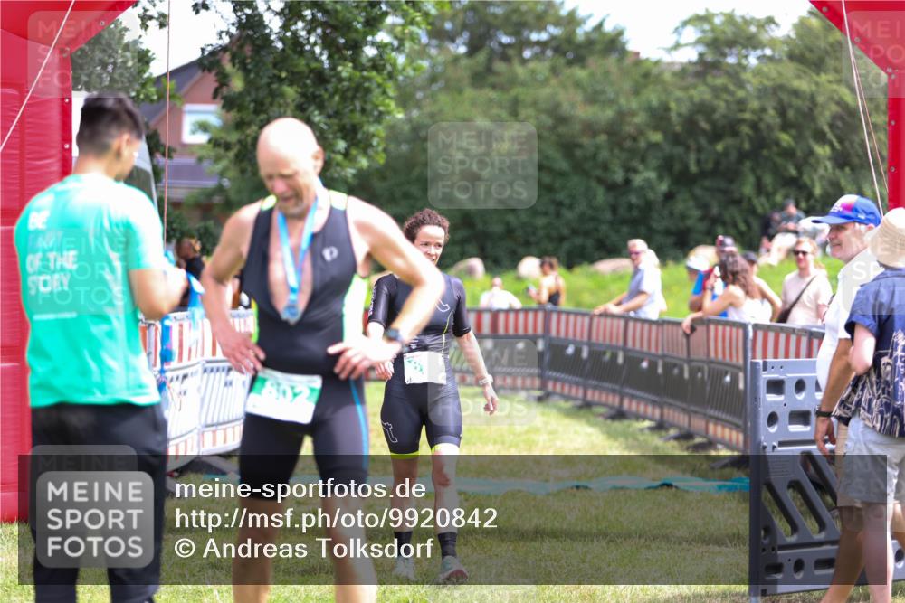 21.06.2026 - 29. Vierlanden-Triathlon Andreas Tolksdorf http://msf.ph/oto/9920842 21.06.2026 13:20:59 Ziel 876 meine-sportfotos.de