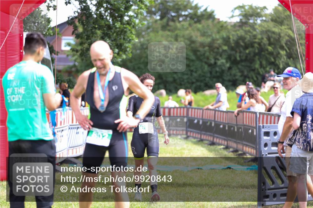 21.06.2026 - 29. Vierlanden-Triathlon Andreas Tolksdorf http://msf.ph/oto/9920843 21.06.2026 13:20:59 Ziel 876 meine-sportfotos.de