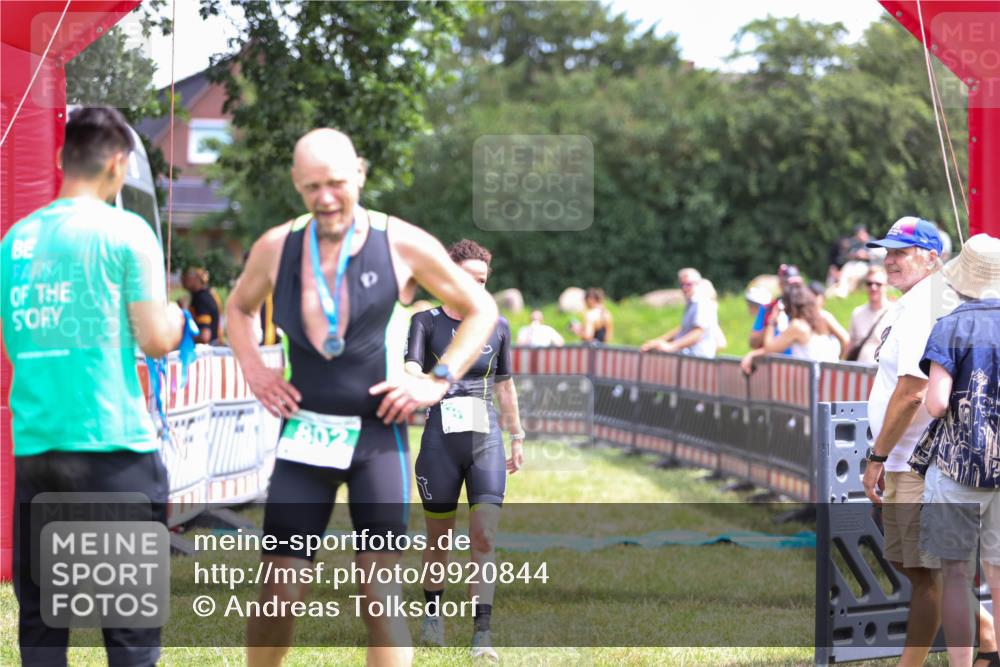 21.06.2026 - 29. Vierlanden-Triathlon Andreas Tolksdorf http://msf.ph/oto/9920844 21.06.2026 13:20:59 Ziel 876 meine-sportfotos.de