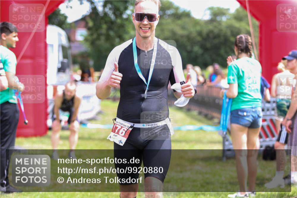 21.06.2026 - 29. Vierlanden-Triathlon Andreas Tolksdorf http://msf.ph/oto/9920880 21.06.2026 13:21:33 Ziel  meine-sportfotos.de