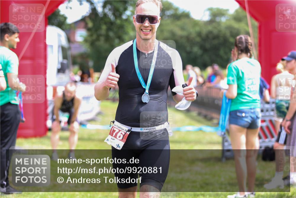 21.06.2026 - 29. Vierlanden-Triathlon Andreas Tolksdorf http://msf.ph/oto/9920881 21.06.2026 13:21:33 Ziel  meine-sportfotos.de