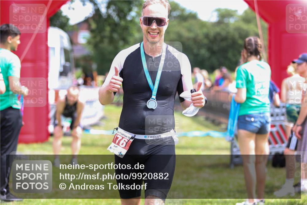 21.06.2026 - 29. Vierlanden-Triathlon Andreas Tolksdorf http://msf.ph/oto/9920882 21.06.2026 13:21:33 Ziel  meine-sportfotos.de