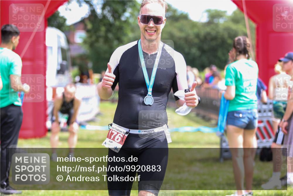21.06.2026 - 29. Vierlanden-Triathlon Andreas Tolksdorf http://msf.ph/oto/9920883 21.06.2026 13:21:33 Ziel  meine-sportfotos.de