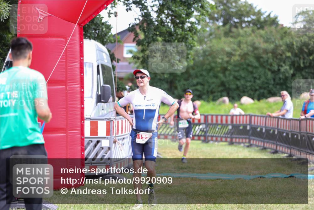 21.06.2026 - 29. Vierlanden-Triathlon Andreas Tolksdorf http://msf.ph/oto/9920909 21.06.2026 13:22:09 Ziel 195, 740 meine-sportfotos.de