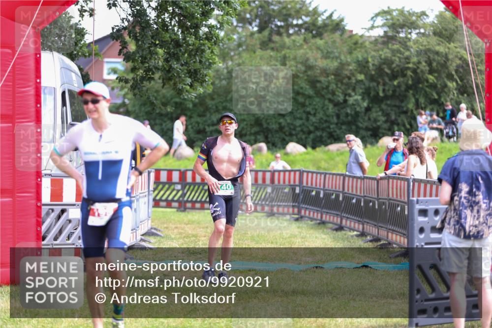 21.06.2026 - 29. Vierlanden-Triathlon Andreas Tolksdorf http://msf.ph/oto/9920921 21.06.2026 13:22:12 Ziel 740, 1014 meine-sportfotos.de