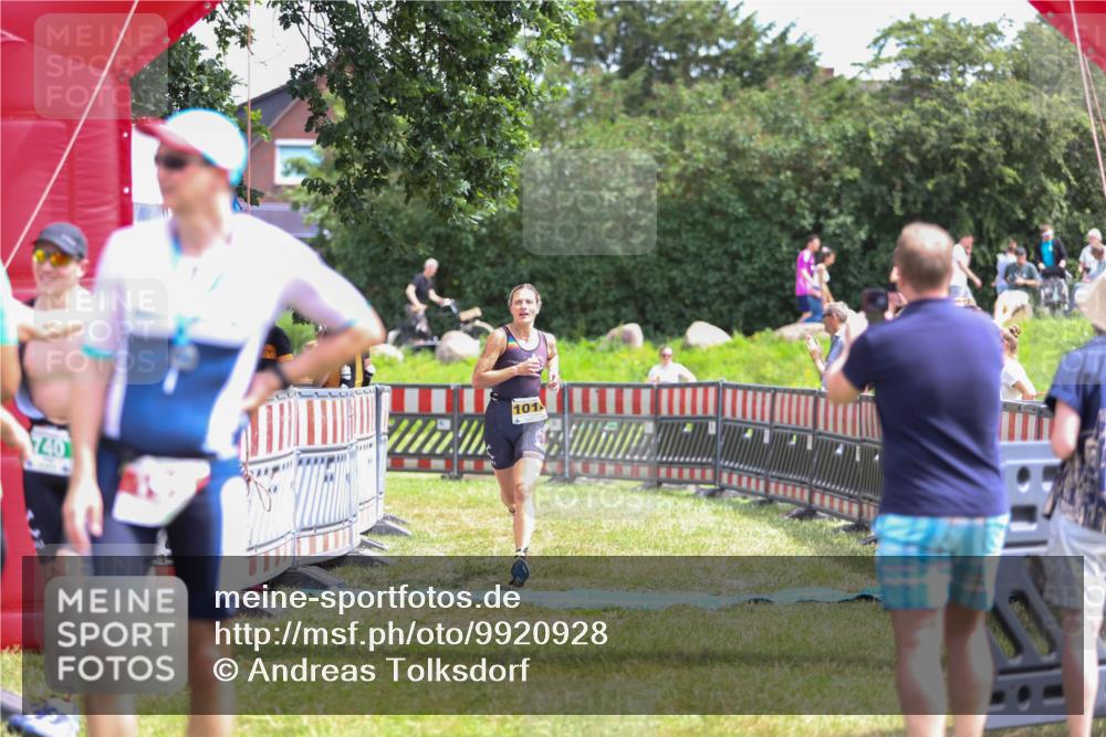 21.06.2026 - 29. Vierlanden-Triathlon Andreas Tolksdorf http://msf.ph/oto/9920928 21.06.2026 13:22:20 Ziel 293, 779, 1014 meine-sportfotos.de