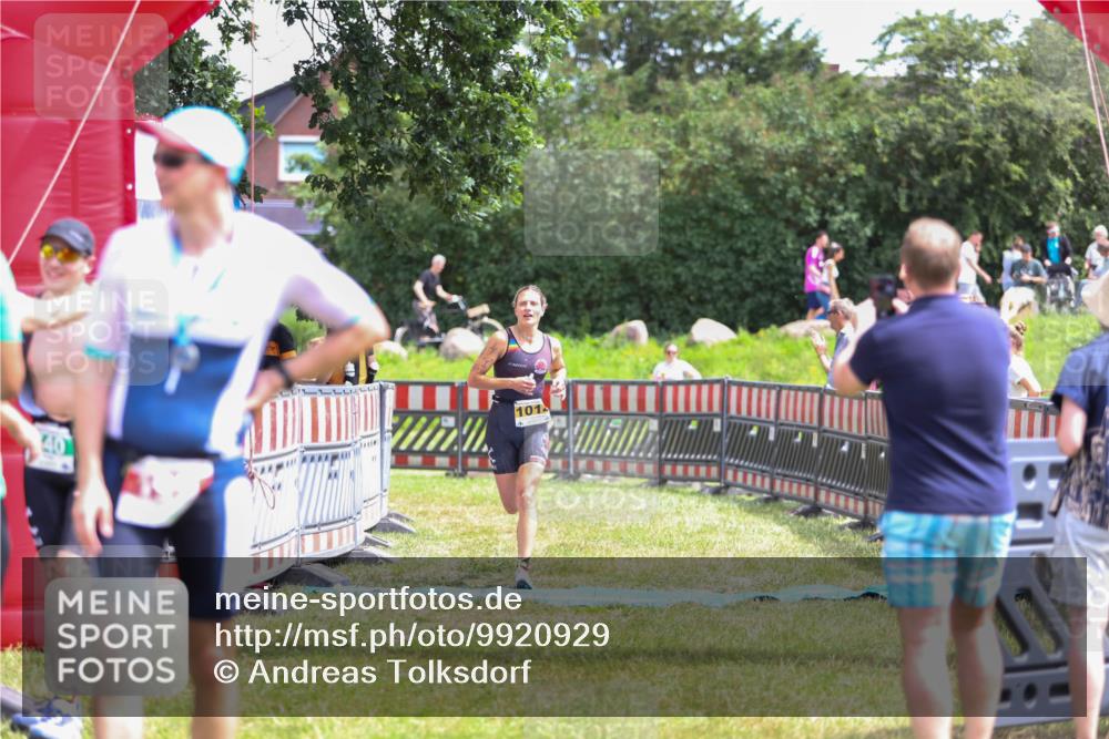 21.06.2026 - 29. Vierlanden-Triathlon Andreas Tolksdorf http://msf.ph/oto/9920929 21.06.2026 13:22:20 Ziel 293, 779, 1014 meine-sportfotos.de
