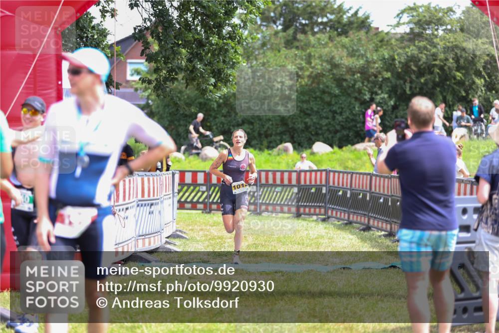 21.06.2026 - 29. Vierlanden-Triathlon Andreas Tolksdorf http://msf.ph/oto/9920930 21.06.2026 13:22:20 Ziel 293, 779, 1014 meine-sportfotos.de