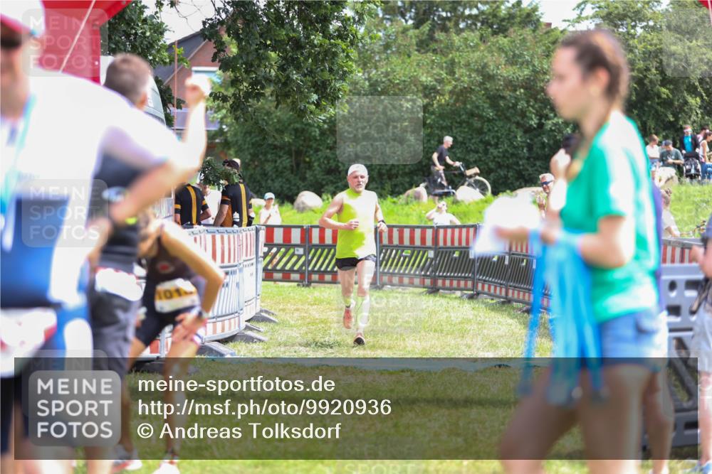 21.06.2026 - 29. Vierlanden-Triathlon Andreas Tolksdorf http://msf.ph/oto/9920936 21.06.2026 13:22:24 Ziel 293, 779, 1014 meine-sportfotos.de
