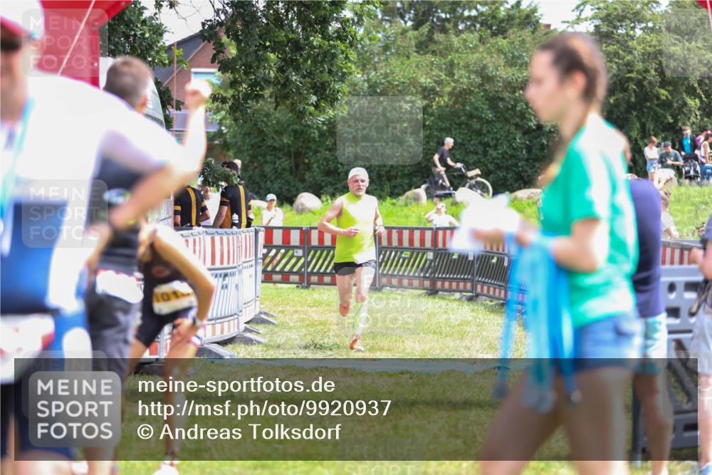 21.06.2026 - 29. Vierlanden-Triathlon Andreas Tolksdorf http://msf.ph/oto/9920937 21.06.2026 13:22:24 Ziel 293, 779, 1014 meine-sportfotos.de
