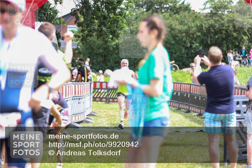 21.06.2026 - 29. Vierlanden-Triathlon Andreas Tolksdorf http://msf.ph/oto/9920942 21.06.2026 13:22:24 Ziel 293, 779, 1014 meine-sportfotos.de