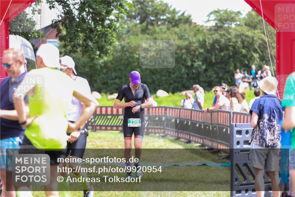 21.06.2026 - 29. Vierlanden-Triathlon Andreas Tolksdorf http://msf.ph/oto/9920954 21.06.2026 13:22:37 Ziel 756, 1017 meine-sportfotos.de