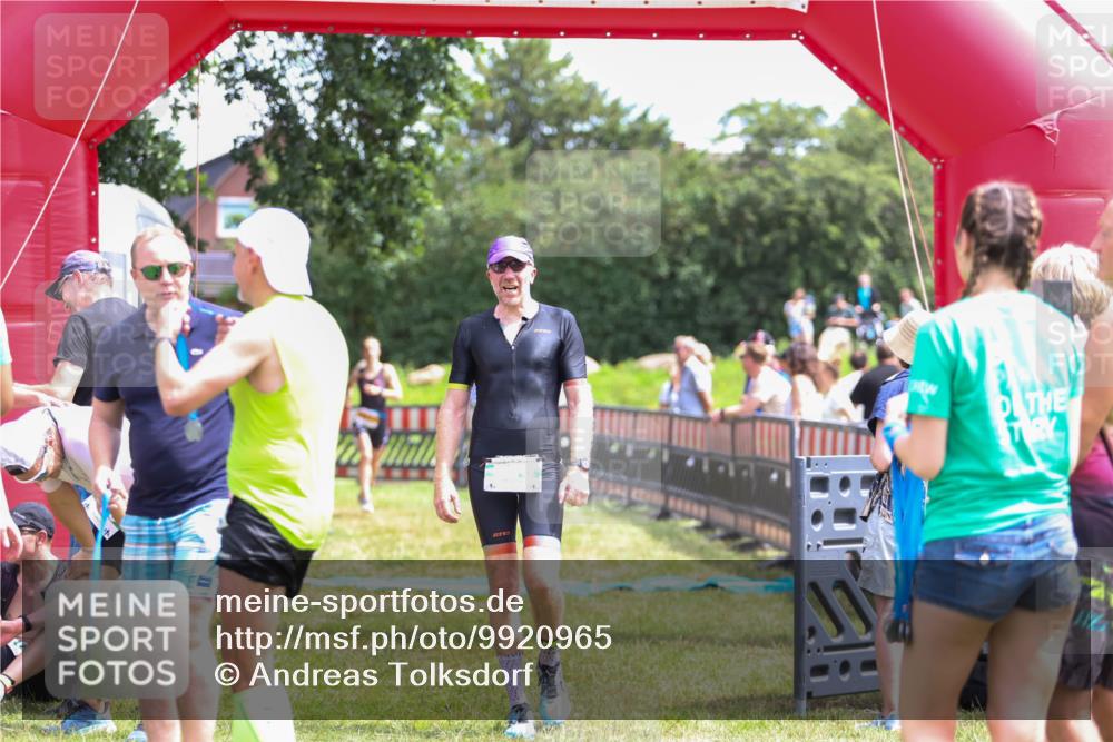 21.06.2026 - 29. Vierlanden-Triathlon Andreas Tolksdorf http://msf.ph/oto/9920965 21.06.2026 13:22:40 Ziel 756, 1017 meine-sportfotos.de