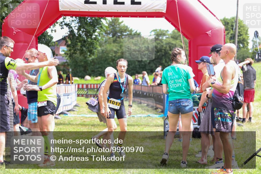 21.06.2026 - 29. Vierlanden-Triathlon Andreas Tolksdorf http://msf.ph/oto/9920970 21.06.2026 13:22:49 Ziel 731 meine-sportfotos.de