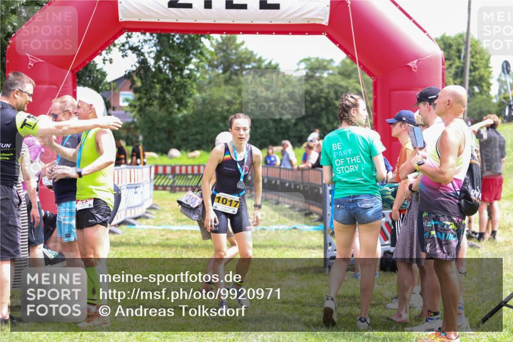 21.06.2026 - 29. Vierlanden-Triathlon Andreas Tolksdorf http://msf.ph/oto/9920971 21.06.2026 13:22:49 Ziel 731 meine-sportfotos.de