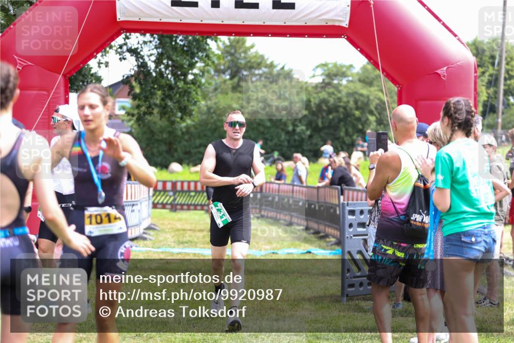 21.06.2026 - 29. Vierlanden-Triathlon Andreas Tolksdorf http://msf.ph/oto/9920987 21.06.2026 13:23:01 Ziel 630, 675, 729, 731 meine-sportfotos.de