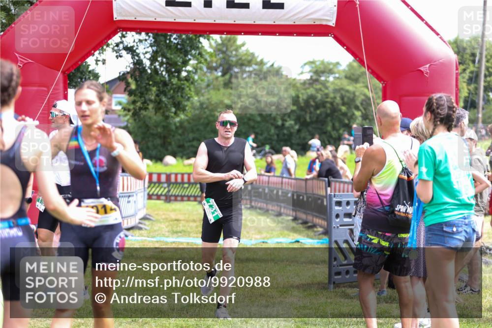 21.06.2026 - 29. Vierlanden-Triathlon Andreas Tolksdorf http://msf.ph/oto/9920988 21.06.2026 13:23:01 Ziel 630, 675, 729, 731 meine-sportfotos.de