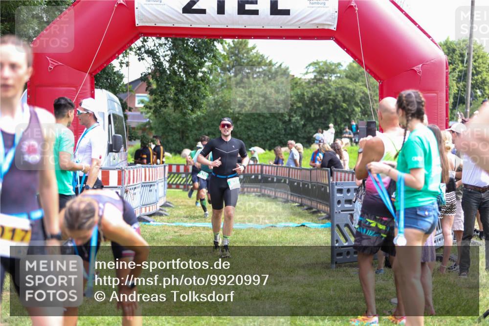 21.06.2026 - 29. Vierlanden-Triathlon Andreas Tolksdorf http://msf.ph/oto/9920997 21.06.2026 13:23:05 Ziel 39, 630, 675, 729 meine-sportfotos.de