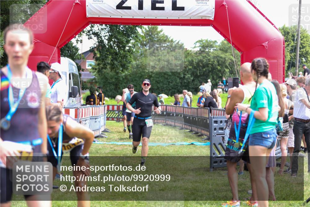 21.06.2026 - 29. Vierlanden-Triathlon Andreas Tolksdorf http://msf.ph/oto/9920999 21.06.2026 13:23:05 Ziel 39, 630, 675, 729 meine-sportfotos.de