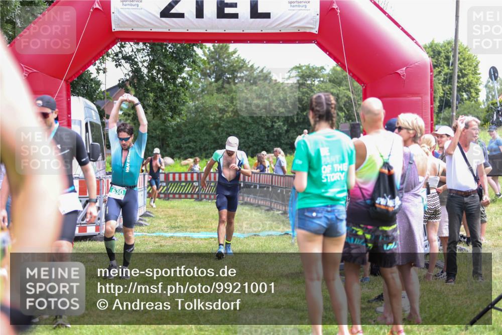 21.06.2026 - 29. Vierlanden-Triathlon Andreas Tolksdorf http://msf.ph/oto/9921001 21.06.2026 13:23:09 Ziel 39, 630, 729 meine-sportfotos.de