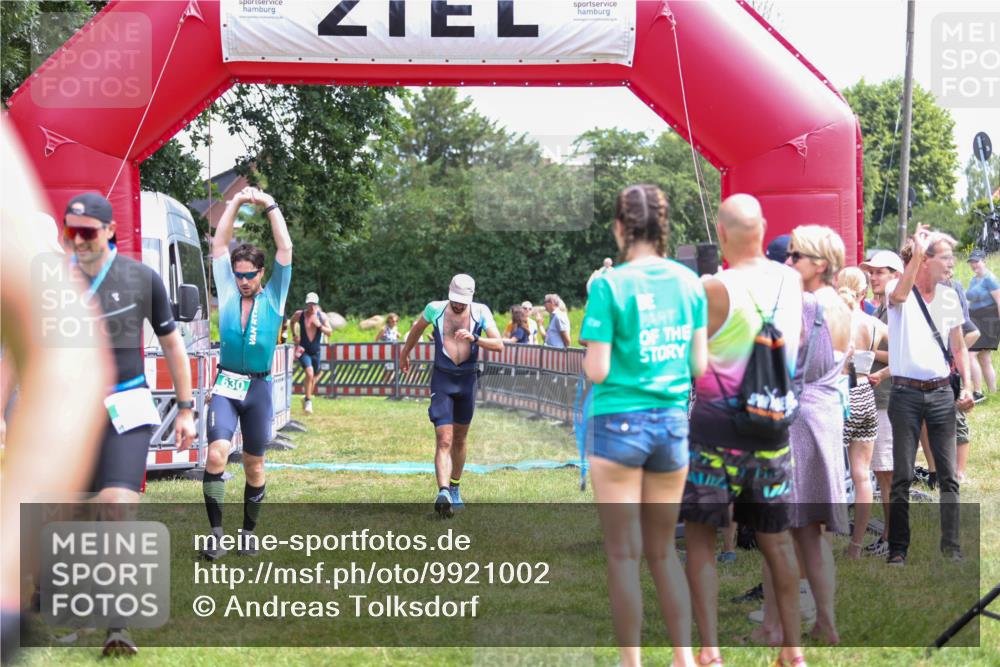 21.06.2026 - 29. Vierlanden-Triathlon Andreas Tolksdorf http://msf.ph/oto/9921002 21.06.2026 13:23:09 Ziel 39, 630, 729 meine-sportfotos.de