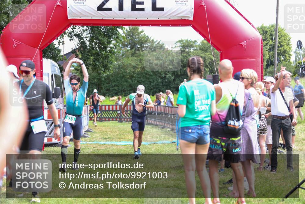 21.06.2026 - 29. Vierlanden-Triathlon Andreas Tolksdorf http://msf.ph/oto/9921003 21.06.2026 13:23:09 Ziel 39, 630, 729 meine-sportfotos.de