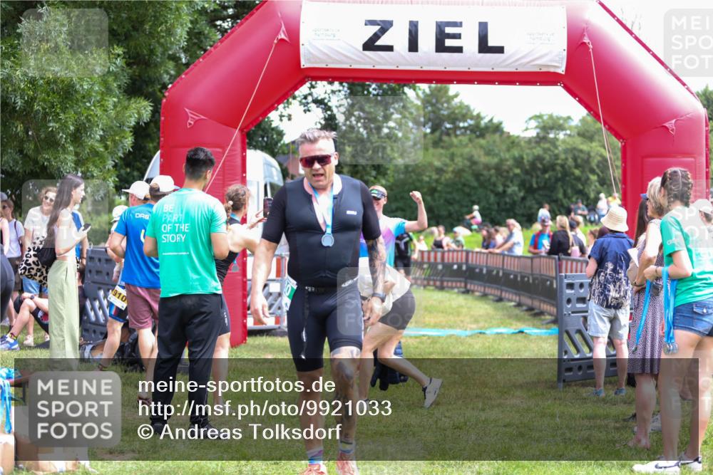 21.06.2026 - 29. Vierlanden-Triathlon Andreas Tolksdorf http://msf.ph/oto/9921033 21.06.2026 13:23:43 Ziel 896 meine-sportfotos.de