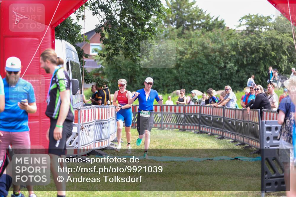 21.06.2026 - 29. Vierlanden-Triathlon Andreas Tolksdorf http://msf.ph/oto/9921039 21.06.2026 13:24:05 Ziel 633, 759, 1000 meine-sportfotos.de