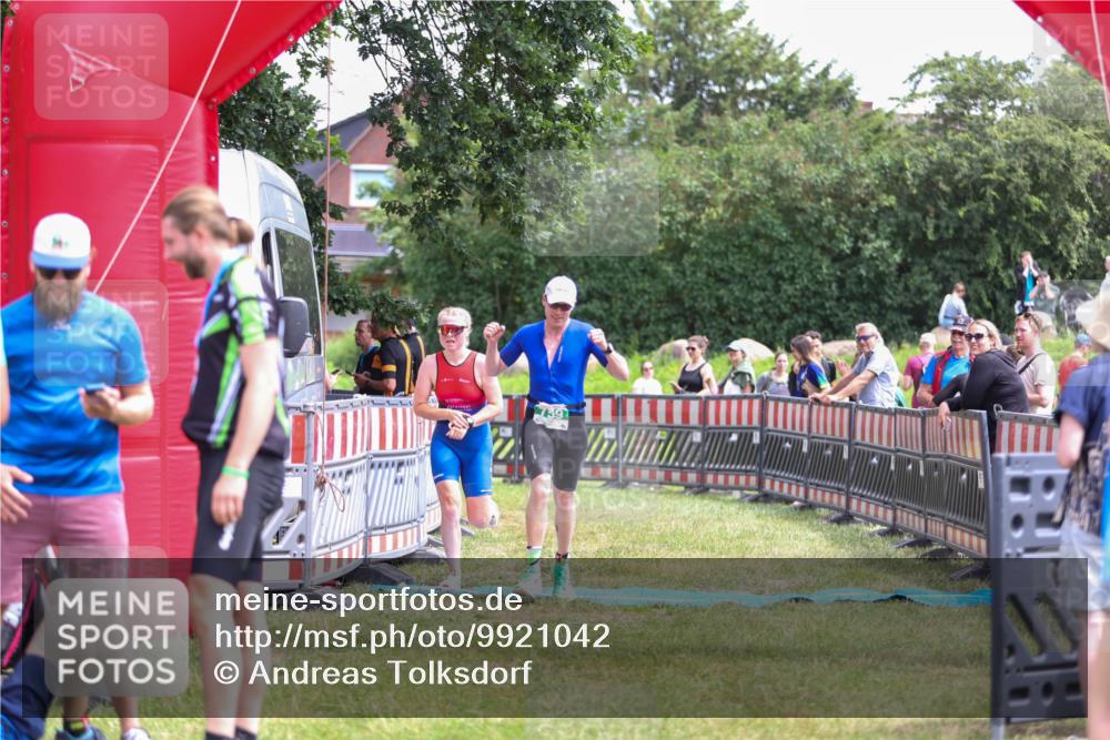 21.06.2026 - 29. Vierlanden-Triathlon Andreas Tolksdorf http://msf.ph/oto/9921042 21.06.2026 13:24:05 Ziel 633, 759, 1000 meine-sportfotos.de