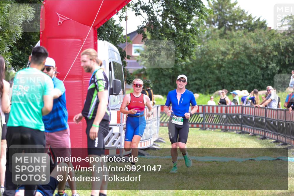 21.06.2026 - 29. Vierlanden-Triathlon Andreas Tolksdorf http://msf.ph/oto/9921047 21.06.2026 13:24:06 Ziel 633, 759, 983, 1000 meine-sportfotos.de