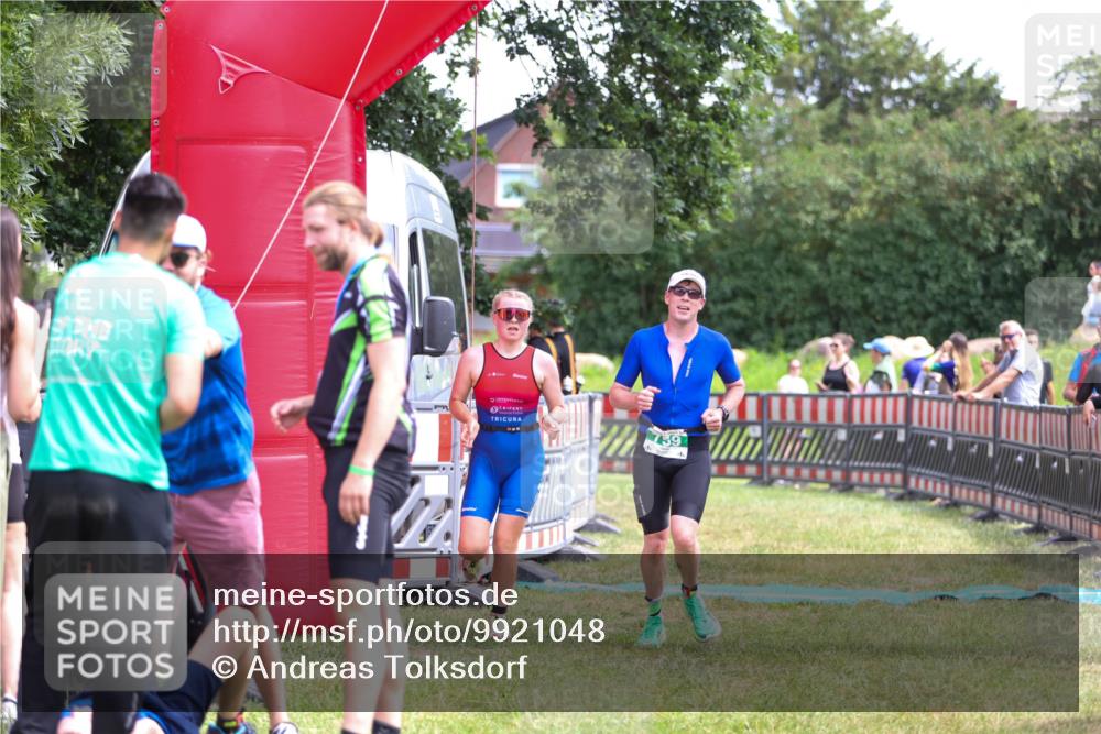 21.06.2026 - 29. Vierlanden-Triathlon Andreas Tolksdorf http://msf.ph/oto/9921048 21.06.2026 13:24:06 Ziel 633, 759, 983, 1000 meine-sportfotos.de