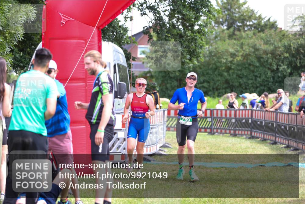 21.06.2026 - 29. Vierlanden-Triathlon Andreas Tolksdorf http://msf.ph/oto/9921049 21.06.2026 13:24:06 Ziel 633, 759, 983, 1000 meine-sportfotos.de