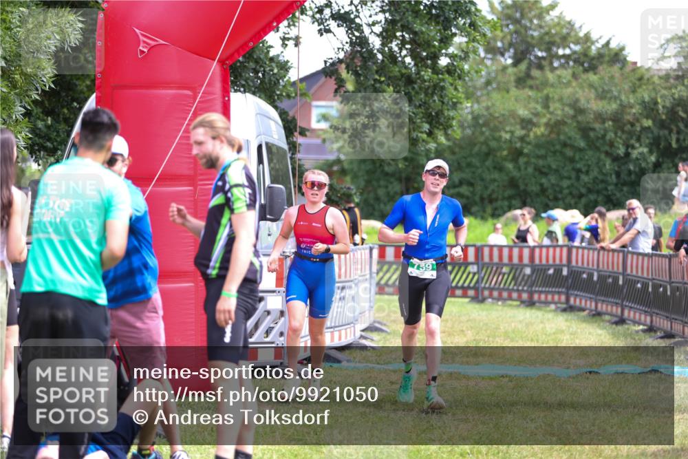 21.06.2026 - 29. Vierlanden-Triathlon Andreas Tolksdorf http://msf.ph/oto/9921050 21.06.2026 13:24:06 Ziel 633, 759, 983, 1000 meine-sportfotos.de