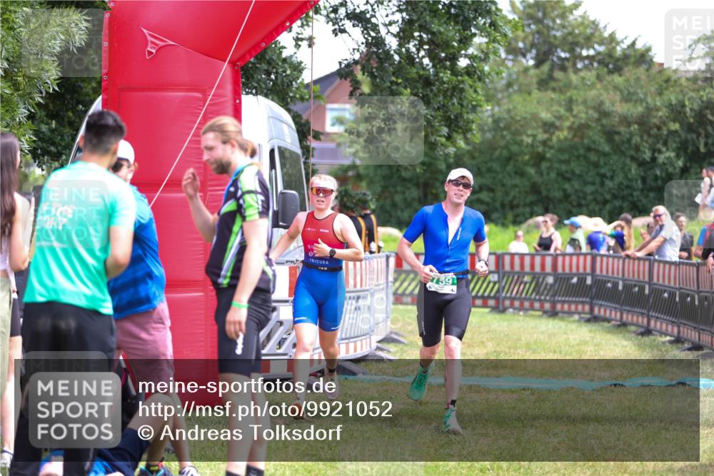 21.06.2026 - 29. Vierlanden-Triathlon Andreas Tolksdorf http://msf.ph/oto/9921052 21.06.2026 13:24:06 Ziel 633, 759, 983, 1000 meine-sportfotos.de