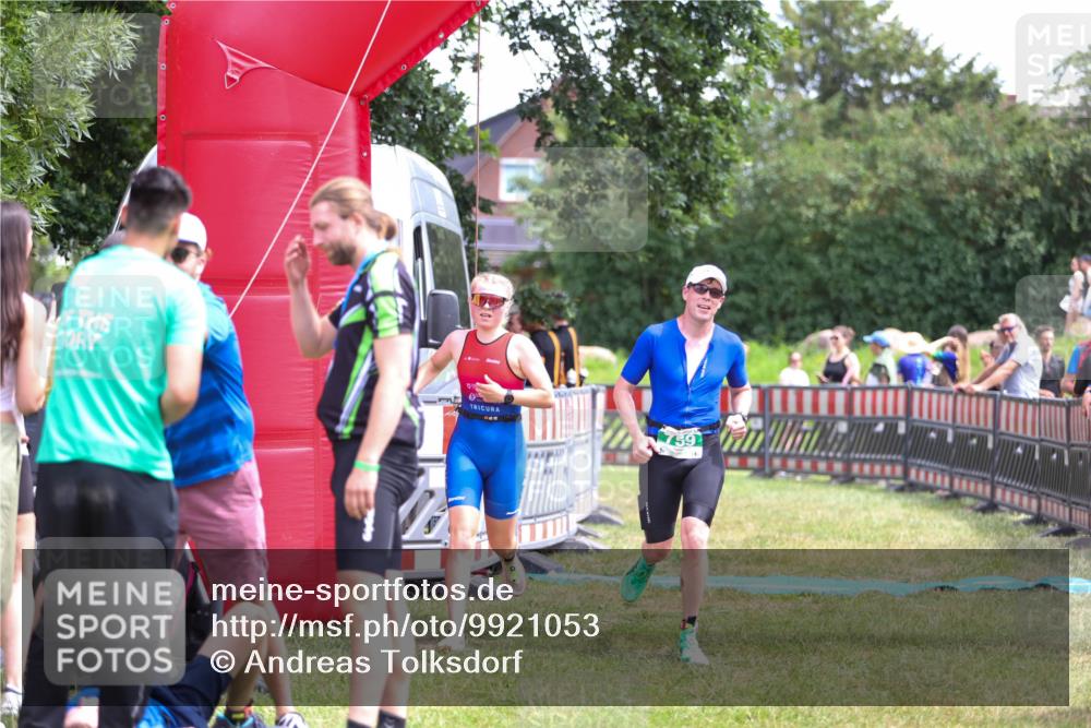 21.06.2026 - 29. Vierlanden-Triathlon Andreas Tolksdorf http://msf.ph/oto/9921053 21.06.2026 13:24:06 Ziel 633, 759, 983, 1000 meine-sportfotos.de