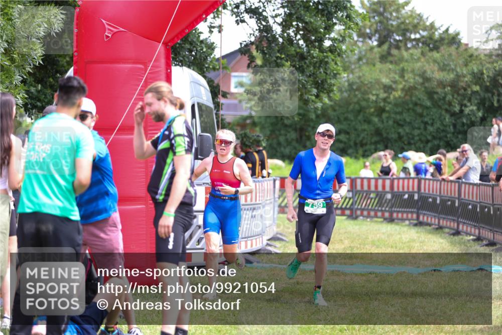 21.06.2026 - 29. Vierlanden-Triathlon Andreas Tolksdorf http://msf.ph/oto/9921054 21.06.2026 13:24:06 Ziel 633, 759, 983, 1000 meine-sportfotos.de