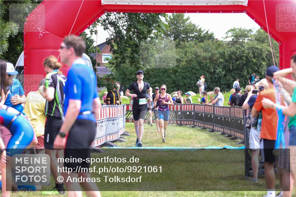 21.06.2026 - 29. Vierlanden-Triathlon Andreas Tolksdorf http://msf.ph/oto/9921061 21.06.2026 13:24:15 Ziel 288, 633, 680, 777, 983, 985 meine-sportfotos.de