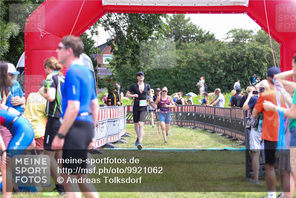 21.06.2026 - 29. Vierlanden-Triathlon Andreas Tolksdorf http://msf.ph/oto/9921062 21.06.2026 13:24:15 Ziel 288, 633, 680, 777, 983, 985 meine-sportfotos.de