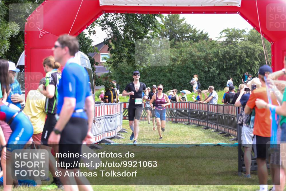 21.06.2026 - 29. Vierlanden-Triathlon Andreas Tolksdorf http://msf.ph/oto/9921063 21.06.2026 13:24:15 Ziel 288, 633, 680, 777, 983, 985 meine-sportfotos.de