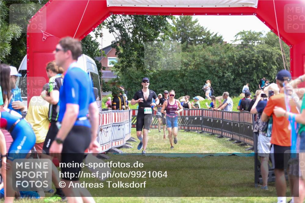 21.06.2026 - 29. Vierlanden-Triathlon Andreas Tolksdorf http://msf.ph/oto/9921064 21.06.2026 13:24:15 Ziel 288, 633, 680, 777, 983, 985 meine-sportfotos.de