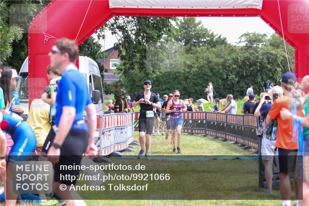 21.06.2026 - 29. Vierlanden-Triathlon Andreas Tolksdorf http://msf.ph/oto/9921066 21.06.2026 13:24:15 Ziel 288, 633, 680, 777, 983, 985 meine-sportfotos.de