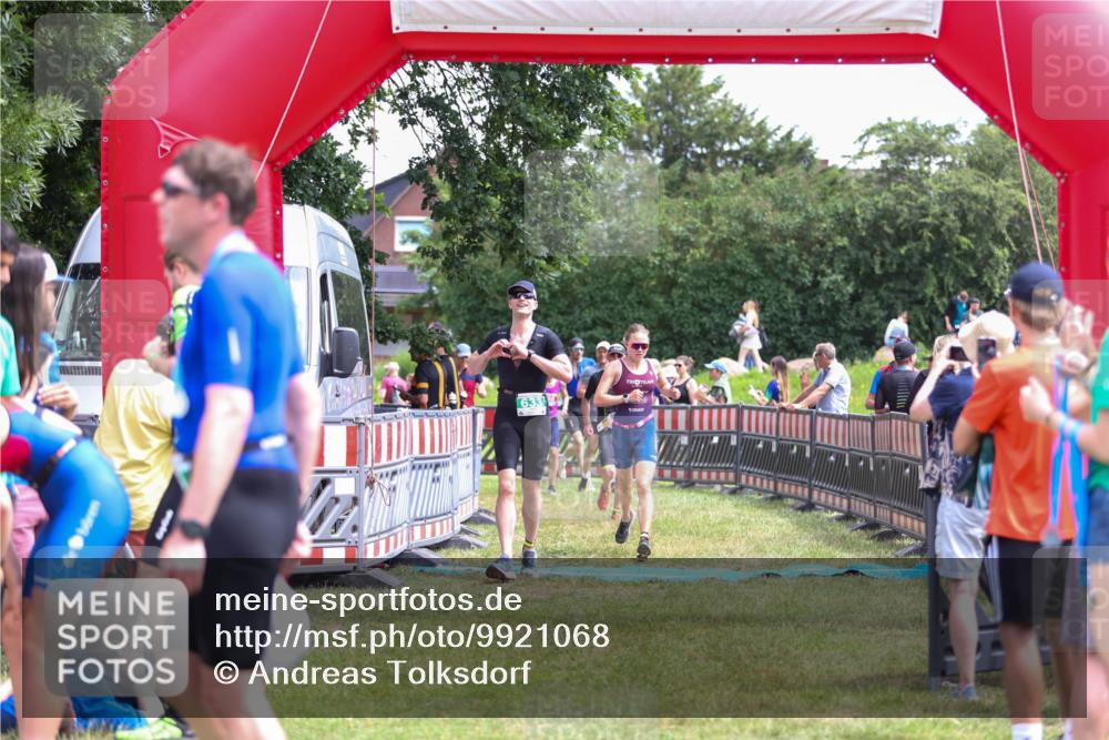 21.06.2026 - 29. Vierlanden-Triathlon Andreas Tolksdorf http://msf.ph/oto/9921068 21.06.2026 13:24:15 Ziel 288, 633, 680, 777, 983, 985 meine-sportfotos.de