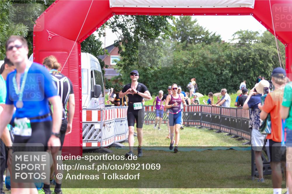 21.06.2026 - 29. Vierlanden-Triathlon Andreas Tolksdorf http://msf.ph/oto/9921069 21.06.2026 13:24:16 Ziel 288, 633, 680, 777, 983, 985 meine-sportfotos.de