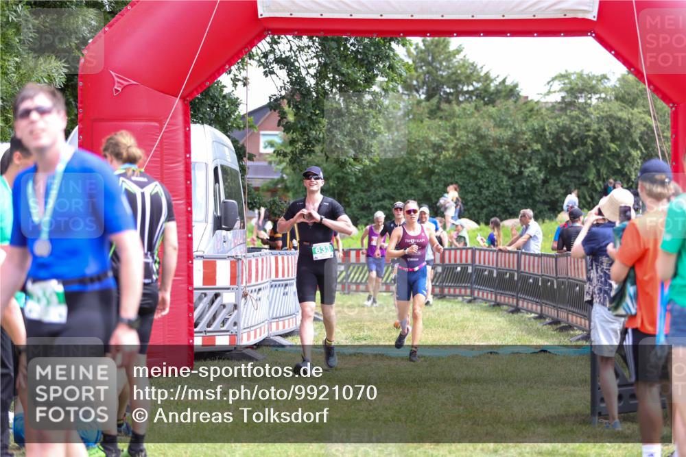 21.06.2026 - 29. Vierlanden-Triathlon Andreas Tolksdorf http://msf.ph/oto/9921070 21.06.2026 13:24:16 Ziel 288, 633, 680, 777, 983, 985 meine-sportfotos.de