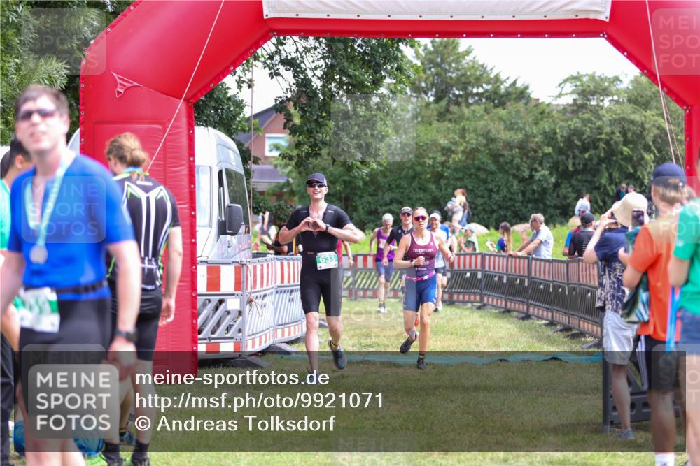 21.06.2026 - 29. Vierlanden-Triathlon Andreas Tolksdorf http://msf.ph/oto/9921071 21.06.2026 13:24:16 Ziel 288, 633, 680, 777, 983, 985 meine-sportfotos.de
