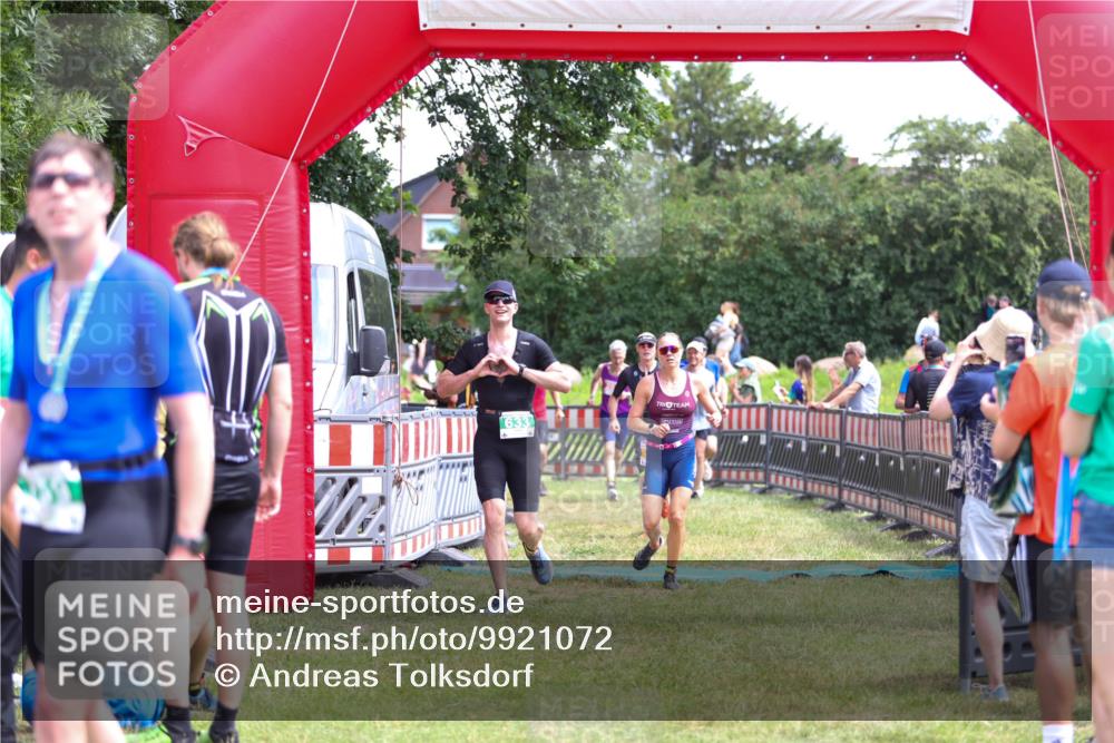 21.06.2026 - 29. Vierlanden-Triathlon Andreas Tolksdorf http://msf.ph/oto/9921072 21.06.2026 13:24:16 Ziel 288, 633, 680, 777, 983, 985 meine-sportfotos.de