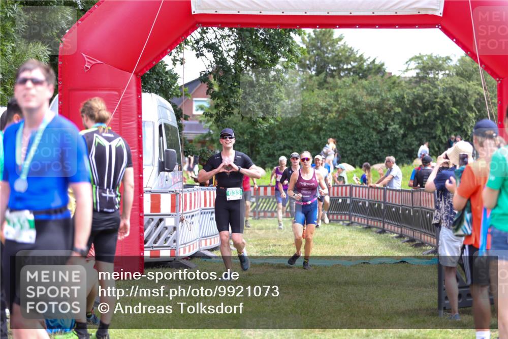 21.06.2026 - 29. Vierlanden-Triathlon Andreas Tolksdorf http://msf.ph/oto/9921073 21.06.2026 13:24:16 Ziel 288, 633, 680, 777, 983, 985 meine-sportfotos.de