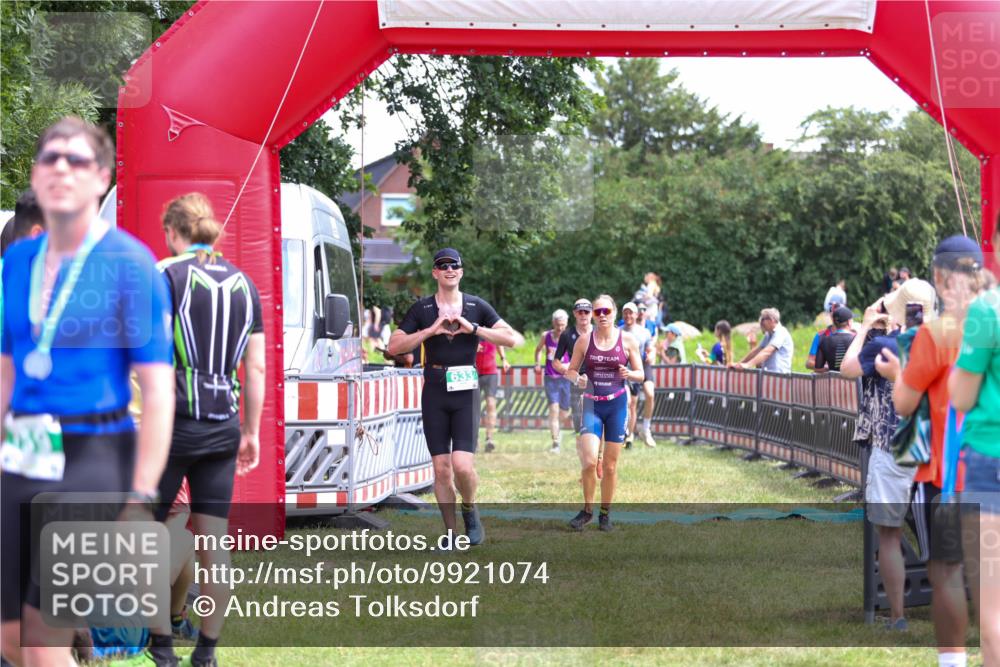 21.06.2026 - 29. Vierlanden-Triathlon Andreas Tolksdorf http://msf.ph/oto/9921074 21.06.2026 13:24:16 Ziel 288, 633, 680, 777, 983, 985 meine-sportfotos.de