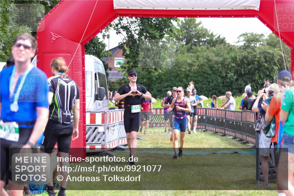 21.06.2026 - 29. Vierlanden-Triathlon Andreas Tolksdorf http://msf.ph/oto/9921077 21.06.2026 13:24:16 Ziel 288, 633, 680, 777, 983, 985 meine-sportfotos.de