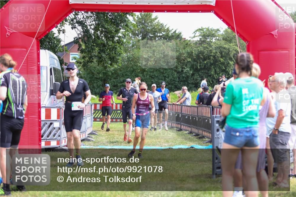 21.06.2026 - 29. Vierlanden-Triathlon Andreas Tolksdorf http://msf.ph/oto/9921078 21.06.2026 13:24:17 Ziel 288, 633, 680, 777, 983, 985 meine-sportfotos.de